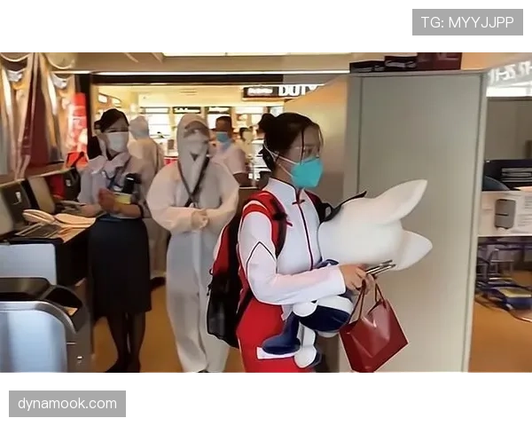 杨倩机场拎着比我三个月工资还贵的包，笑得像邻家女孩